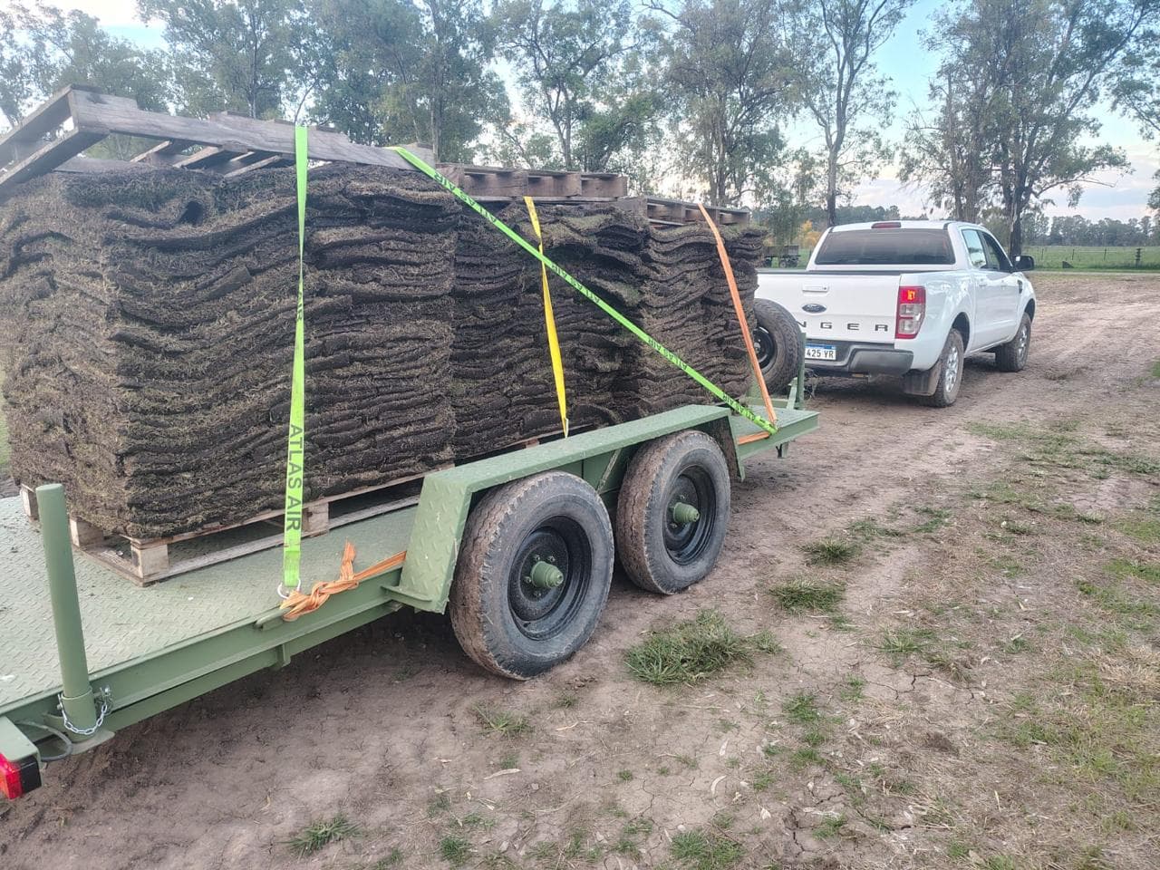 Acoplado con pallets de pasto listos para entregar Acoplado con pallets de pasto listos para entregar